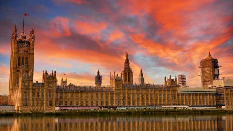 Big Ben și Palatul Westminster la apus, reflectate în Tamisa, la Londra