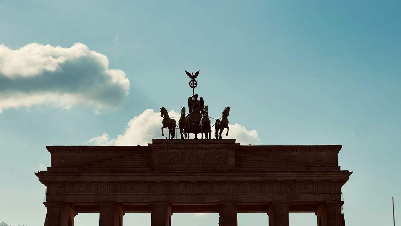 Poarta Brandenburg din Berlin, cu cvadriga deasupra coloanelor, sub un cer înnorat
