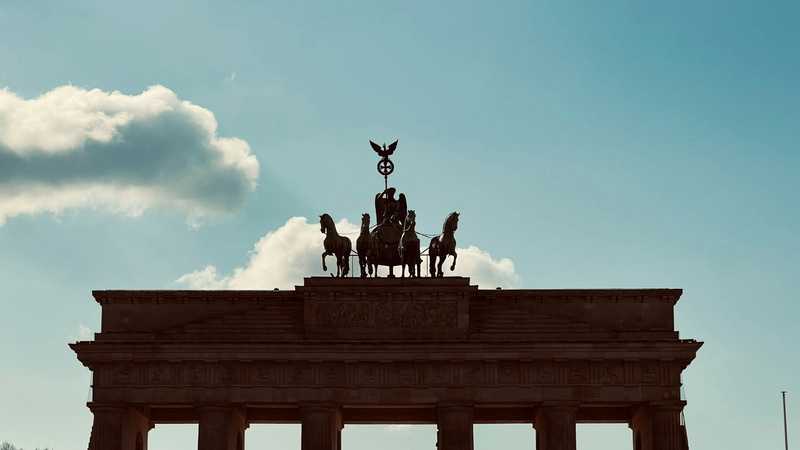 Poarta Brandenburg din Berlin, cu cvadriga deasupra coloanelor, sub un cer înnorat