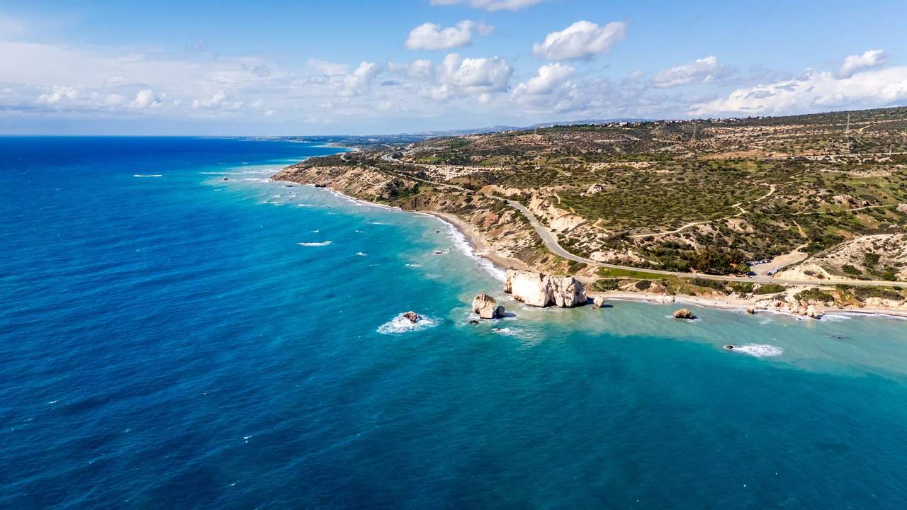 Stânca Afroditei de pe coasta Pafosului, văzută de sus, cu marea în jur