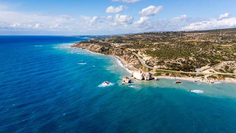 Stânca Afroditei de pe coasta Pafosului, văzută de sus, cu marea în jur