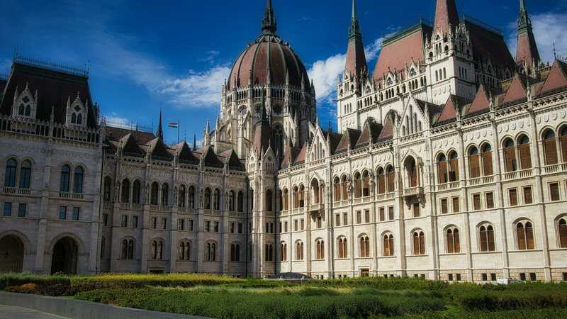 Clădirea Parlamentului din Budapesta, pe malul Dunării, într-o zi senină