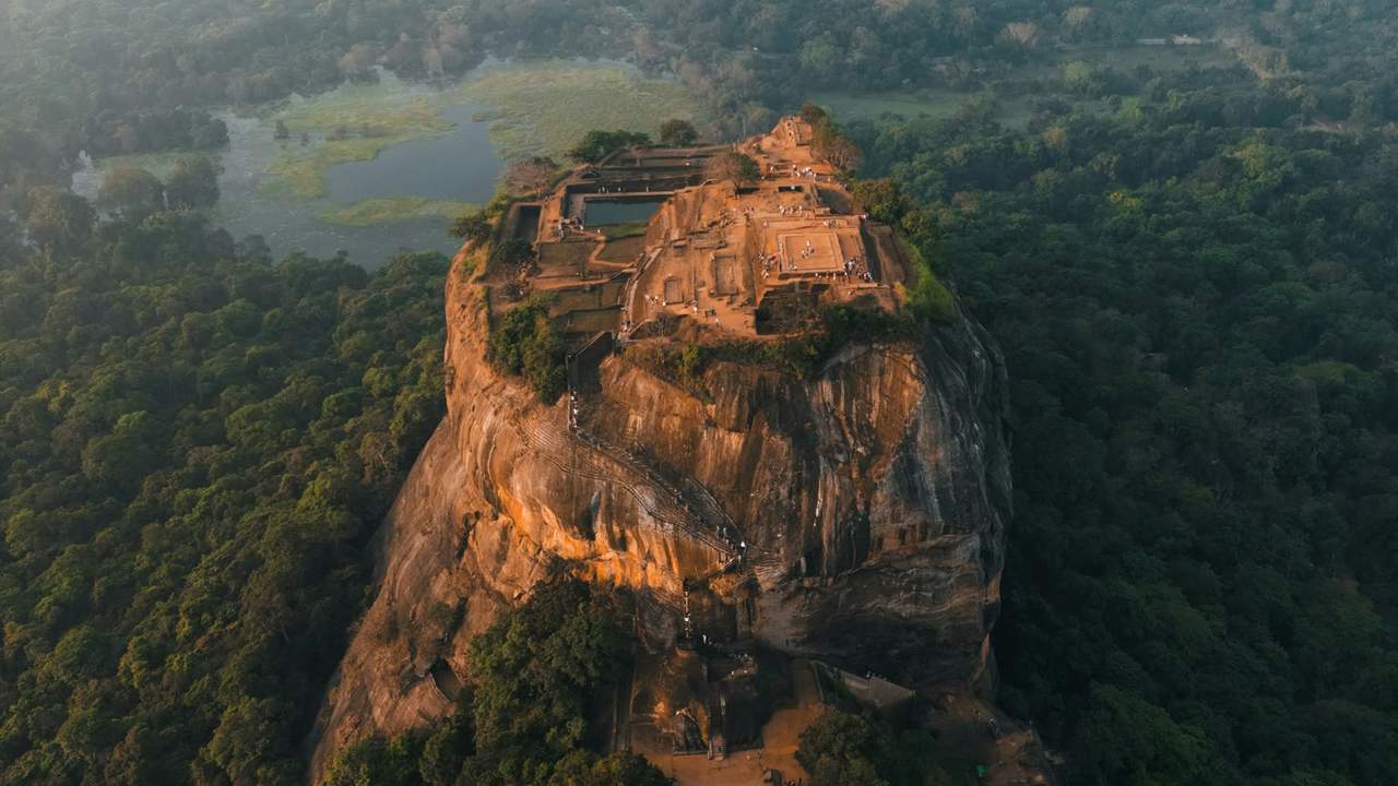 Vedere aeriană a stâncii Sigiriya, înconjurată de pădure, în Sri Lanka