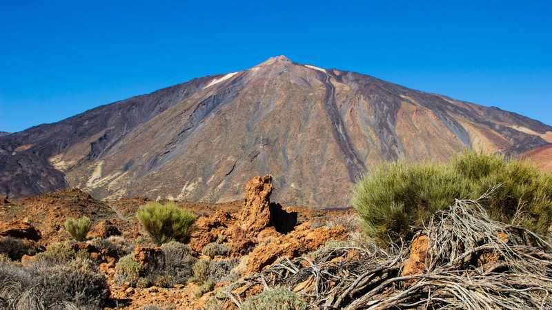 Vulcanul Teide din Tenerife, văzut din caldera Las Cañadas, sub cer senin