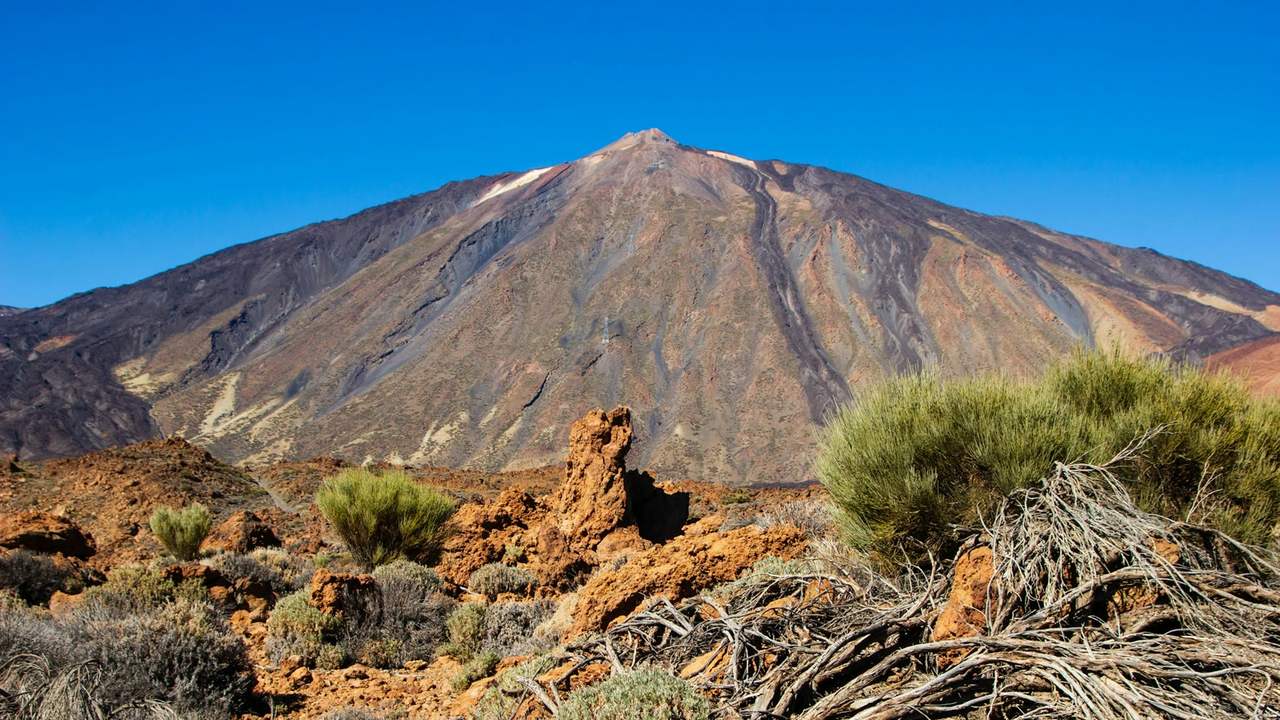 Vulcanul Teide din Tenerife, văzut din caldera Las Cañadas, sub cer senin