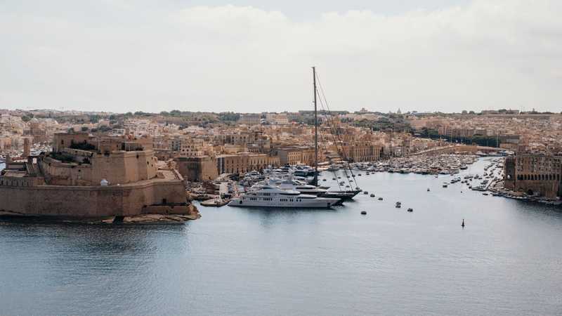 Vedere aeriană a portului Valletta, cu bărci în golf și orașul fortificat