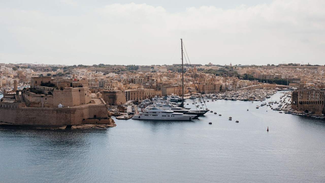 Vedere aeriană a portului Valletta, cu bărci în golf și orașul fortificat