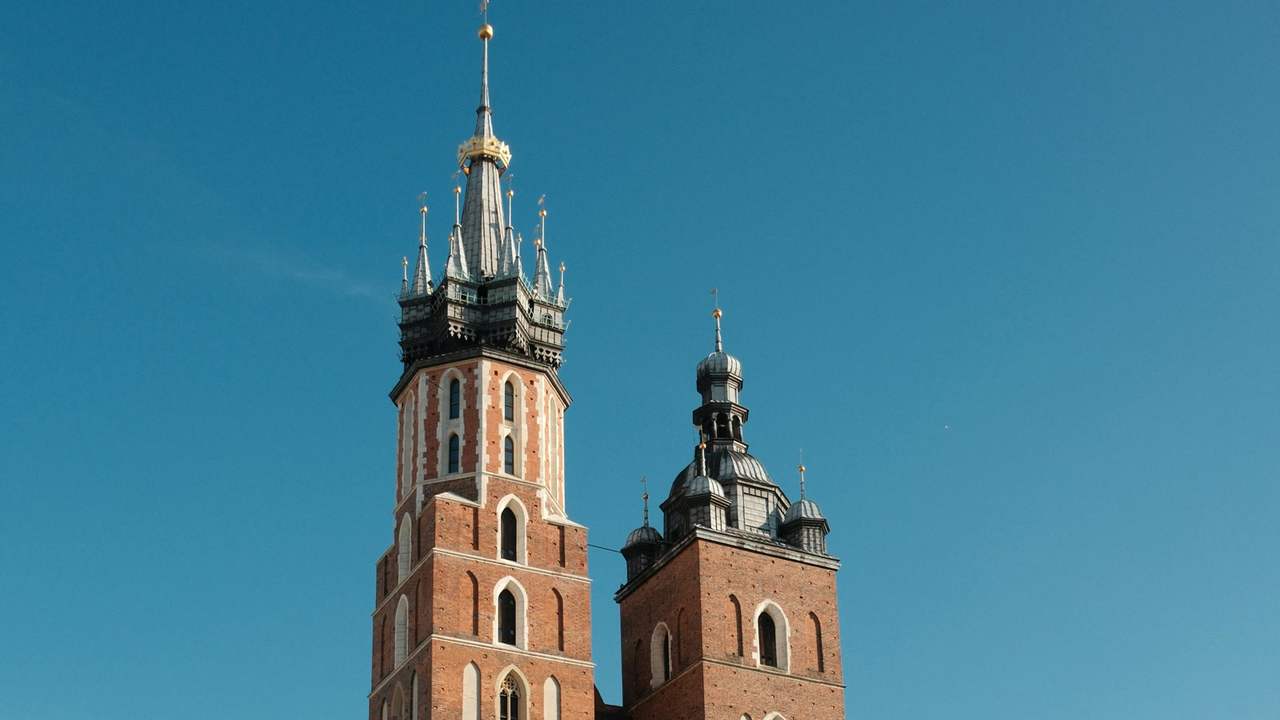 Turnurile Bazilicii Sfânta Maria din Cracovia, pe cer senin