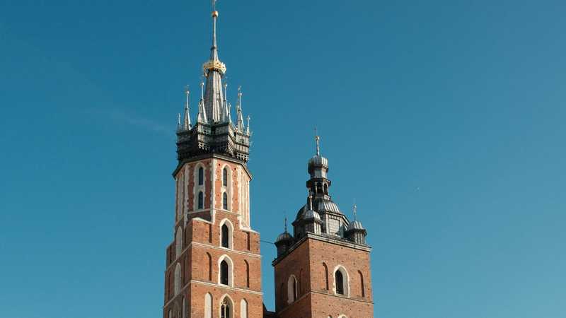 Turnurile Bazilicii Sfânta Maria din Cracovia, pe cer senin