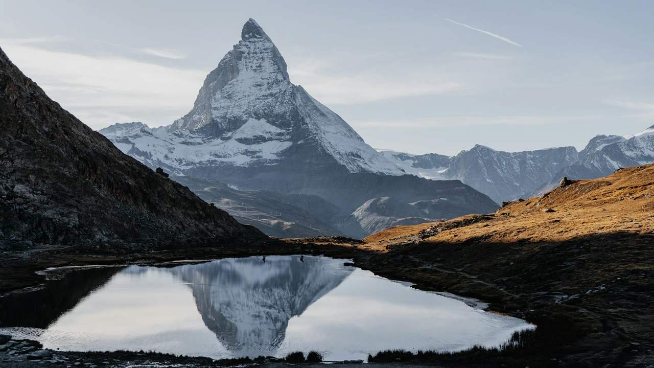 Matterhornul înzăpezit reflectat în lacul Riffelsee, la Zermatt