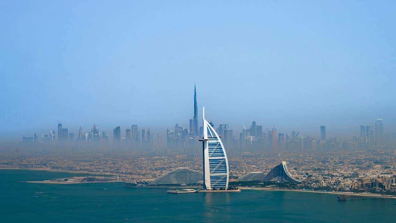 Faleza din Dubai, cu Burj Al Arab și Burj Khalifa, Emiratele Arabe Unite