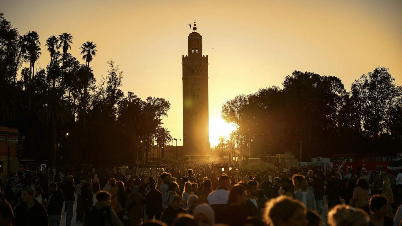 Apus peste piața Jemaa el-Fnaa din Marrakesh, cu minaretul moscheii Koutoubia și palmieri