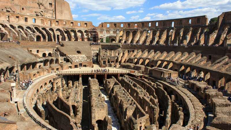 Colosseumul din Roma, văzut de aproape, cu arcele de piatră în lumina zilei