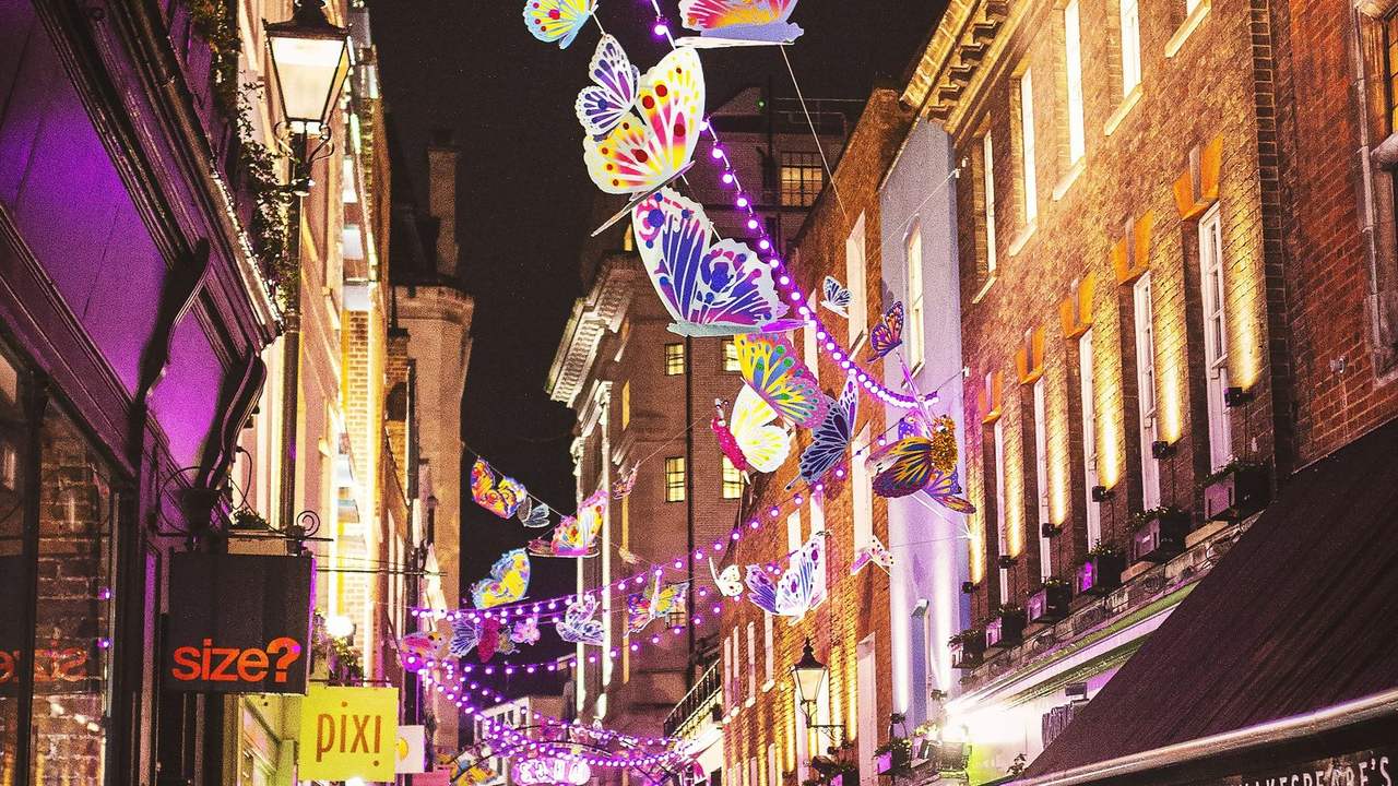 Stradă din Soho, Londra, cu ghirlande de lumini de Crăciun deasupra carosabilului