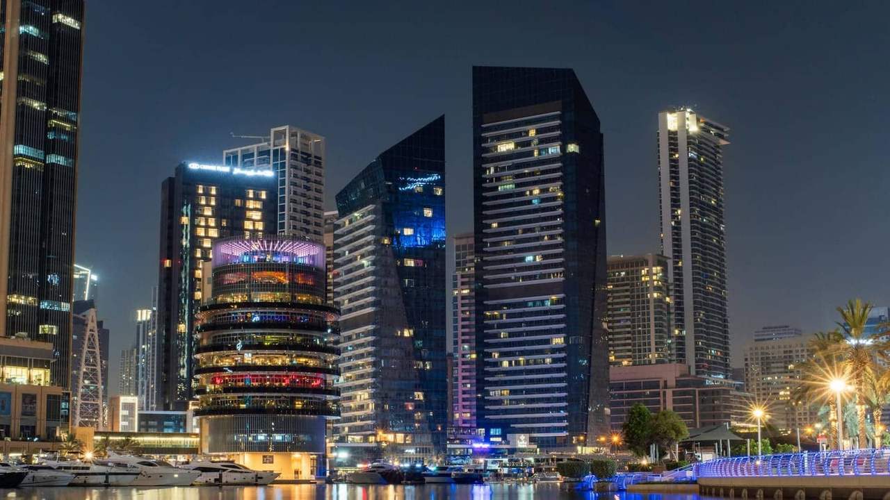 Skyline-ul din Dubai luminat noaptea, cu Burj Khalifa, Emiratele Arabe Unite